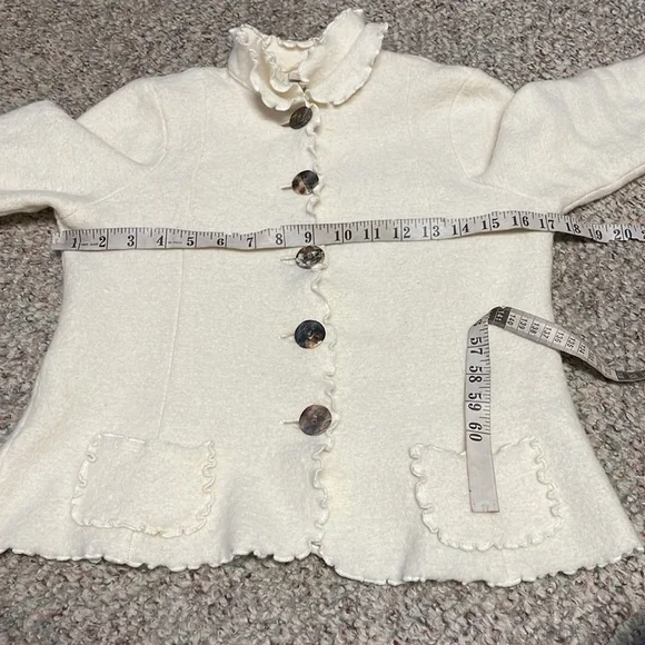 100% wool Cream Ruffled Button-Up cardigan - Picture 4 of 8